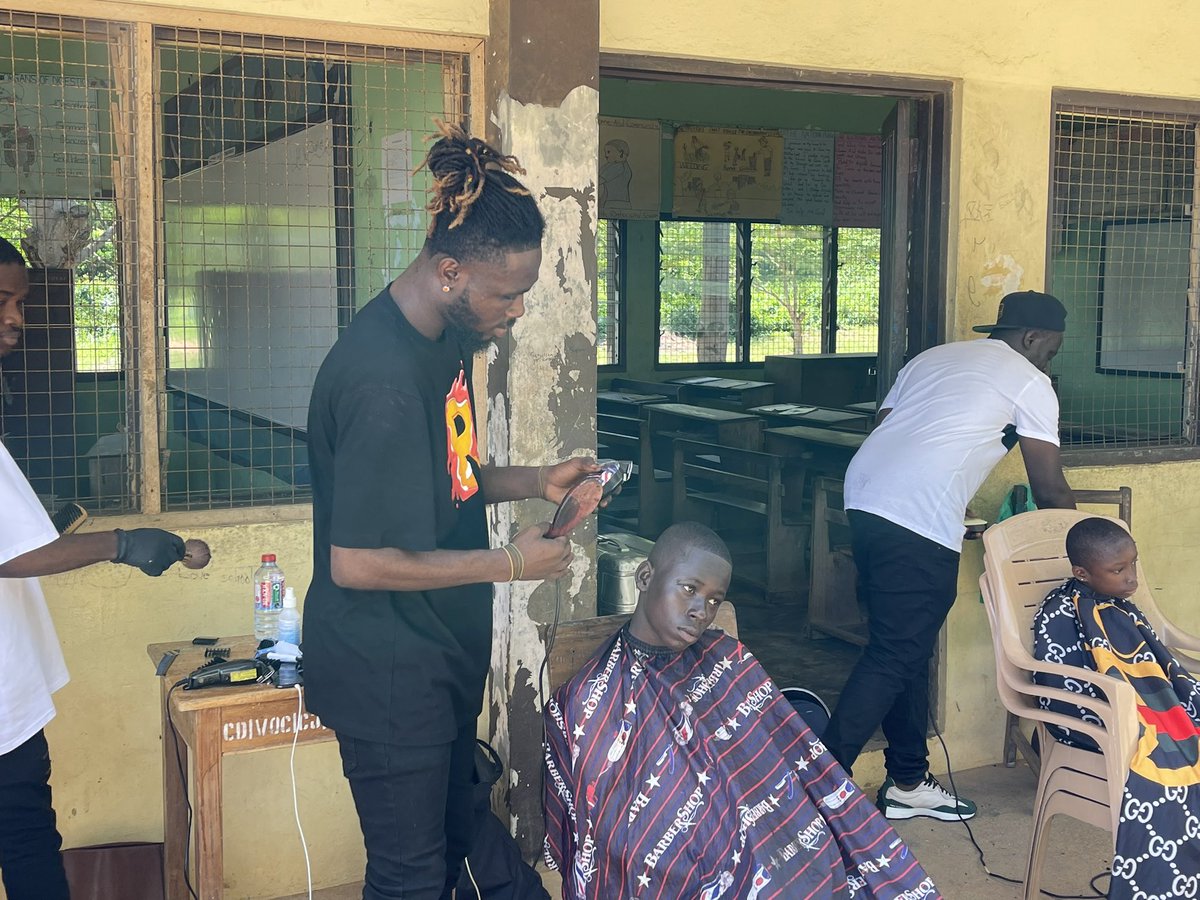 Memphis teamed up with renowned barber Nicky Okyere to bring about 25 barbers to the school to give free haircuts &amp; hair styling to the students and staff of the school.