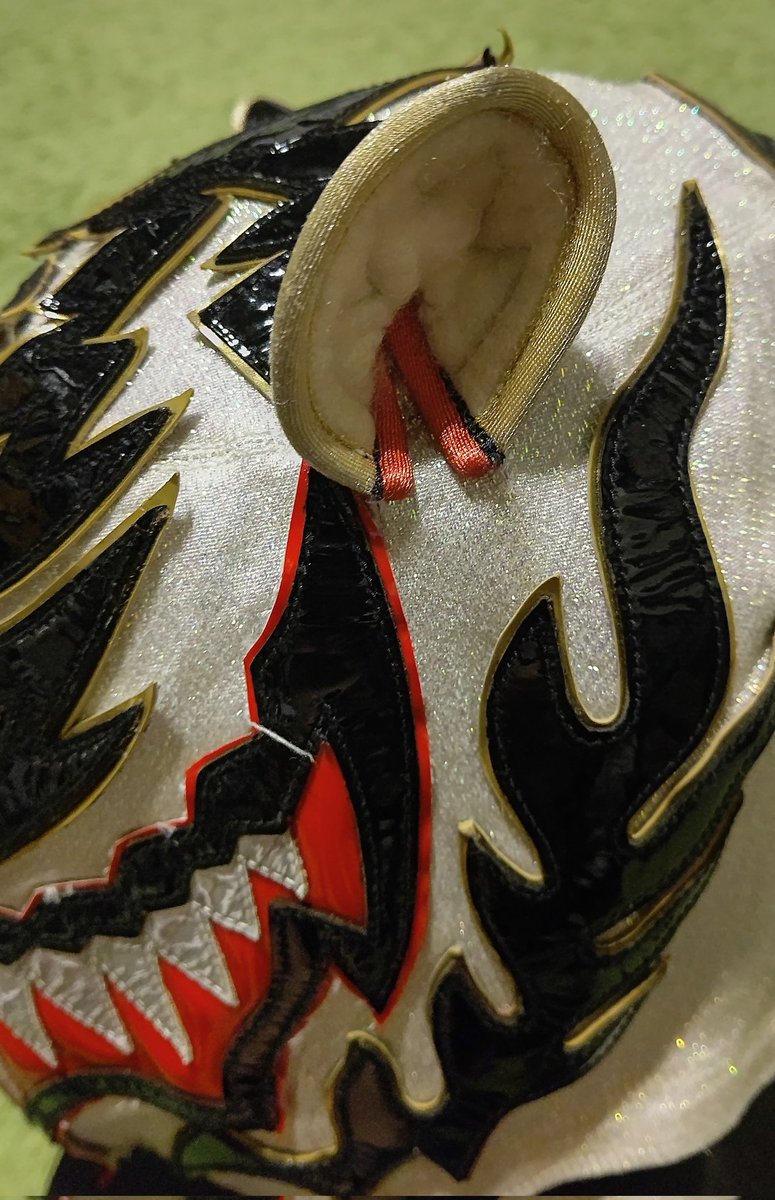 chocotray_illus's tweet photo. もの凄く使い込まれ試合の記憶を飲み込んだ迫力、白マスクならではのシリアスから独特のタイガースワールドなオモシロまで幾多のムーブ＆トークが頭に浮かんで見るたびに感情を揺さぶり、思わず会釈してしまいます。
ありがとうございます。

#大阪プロレス
#タイガースマスク
#LAGOCEAN https://t.co/Fvj8dbAkAz