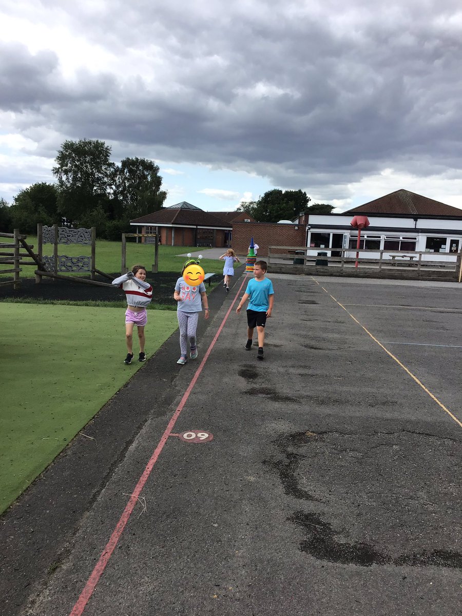 3JB had a very fun time doing our fun run to raise money for @SLHYork in memory of their year two teacher, Mrs Burr (nee Hennigan). All of the children managed to do at least 1km, some did ten times the amount of laps!