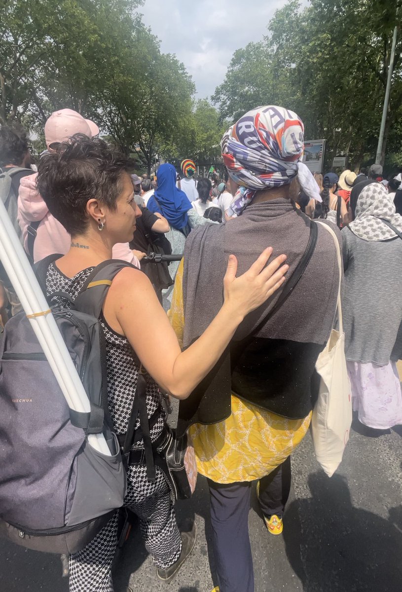 SheilaHill2sh's tweet photo. Une maman qui est venue soutenir la maman de Nahel, elle qui a perdu son fils Yassine, aussi tué par un policier.. Elle nous a toutes émues #policepartout #justicenullepart https://t.co/MgvkTxe3j6