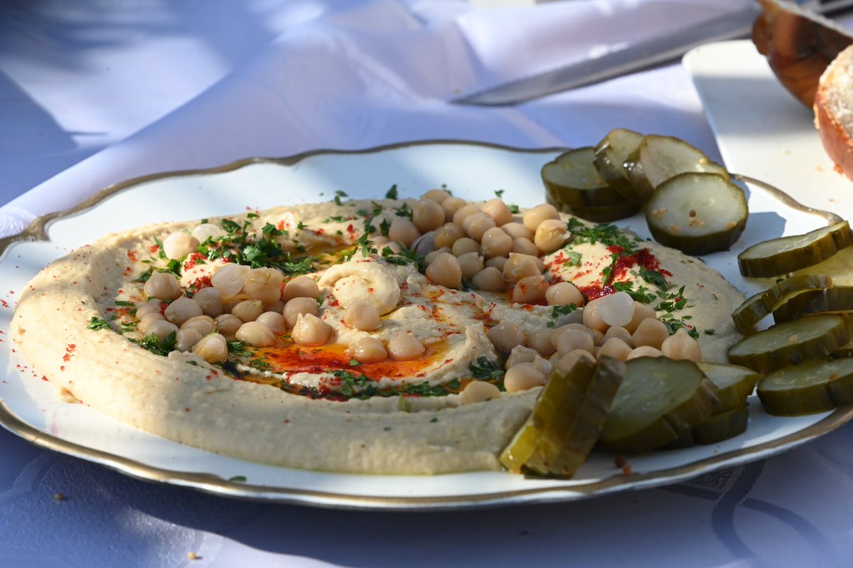 IsraelArgentina's tweet photo. ¿Sabías los beneficios de comer hummus? 🍽️
Este increíble plato típico de la cocina israelí es considerado un superalimento. 💪Elaborado a partir de garbanzos, es una fuente de proteínas, bajo en grasas y aporta energía esencial para el cuerpo.
Sin dudas, su especial sabor con un rico pan pita, son un manjar para deleitarse a cualquier hora del día.
Dejanos un ♥ si te dieron ganas de comer un plato de Hummus!