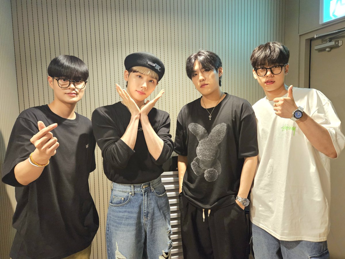AB6IX's tweet photo. [📷] 
230629 팬사인회
오늘은 예삐들의 데뷔 1500일 ✨
궂은 날씨에도 함께해 준 
ABNEW 여러분 감사합니다 💖
집 조심히 들어가세요 ☂

#AB6IX #에이비식스 
#THE_FUTURE_IS_OURS #LOST https://t.co/QF645dcOPN