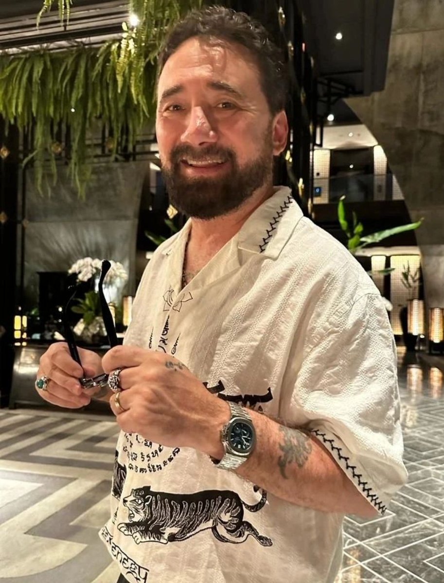 SanremoSummer24's tweet photo. Non solo artista ma pure regista (horror)
Non solo papà ma pure talent scout di talenti
Il suo ultimo singolo #DueRose con @enulidae sta riscuotendo un gran bel successo e presto lo vedremo all'opera di nuovi lavori
Ti aspettiamo!
Auguri 🎂
#BuonCompleannoFederico https://t.co/MoEp6pmAf1