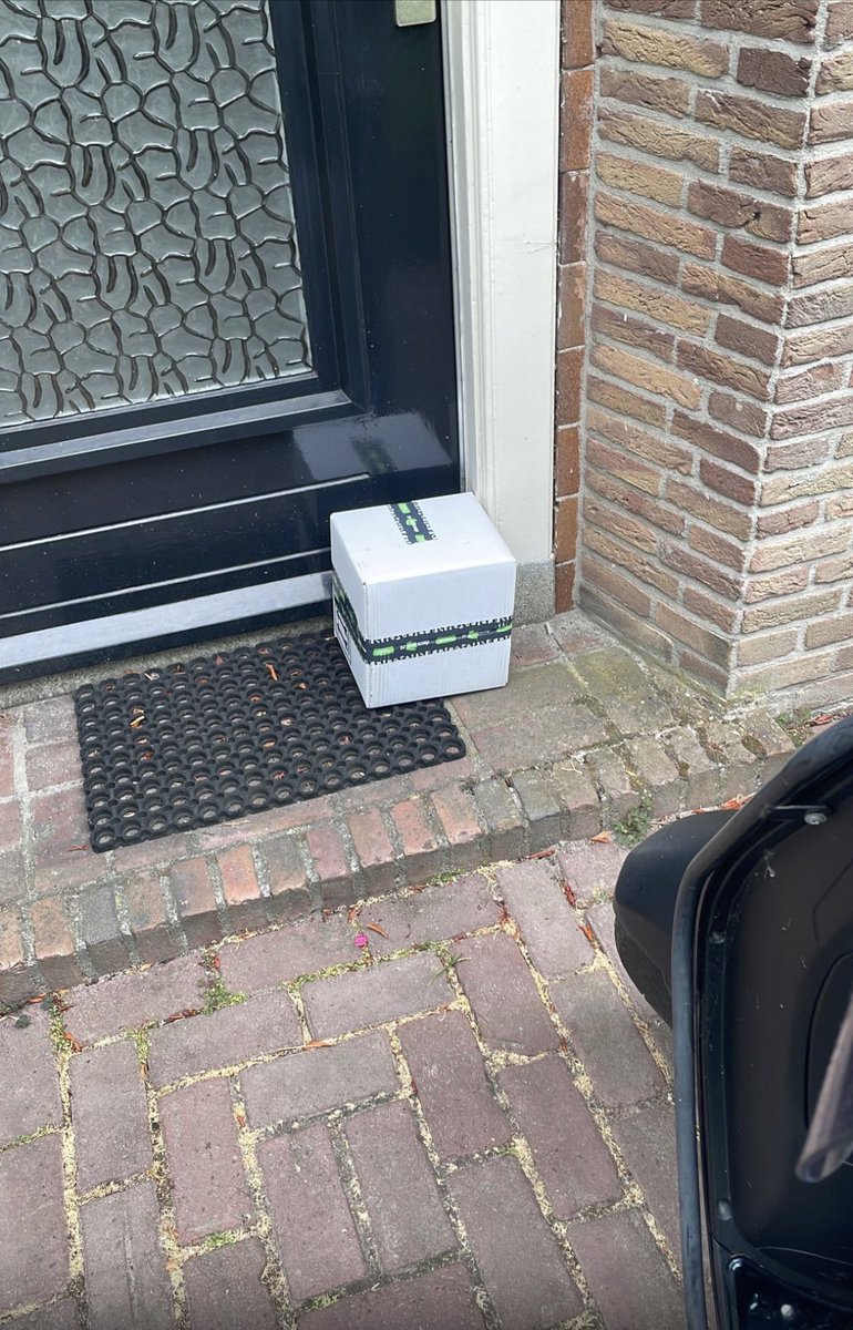 Niemand thuis op moment van afleveren pakketje Dan maar zo <a href="/PostNL/">PostNL</a> ??  Service is belachelijk ver te zoeken <a href="/PostNL/">PostNL</a> ???? Dit kan toch niet 🤬😡