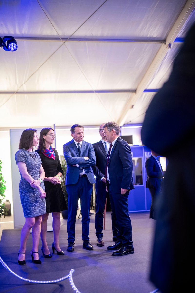 BMWE_'s tweet photo. Minister #Habeck bei @BASF in Schwarzheide. Wo aus Braunkohle Treibstoff gewonnen wurde, startet heute die Produktion von Batteriekomponenten für 400.000 E-Fahrzeuge/Jahr. Jobs entstehen, die Lausitz kann erfolgreiche Transformation! Nächster Schritt hier: #Batterierecycling. https://t.co/GX0jlCXPO6