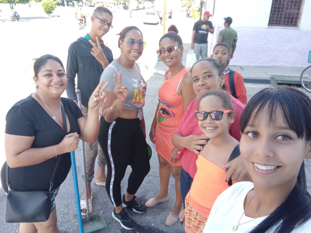 SBAlbertoFerna1's tweet photo. Los trabajadores de la Secundaria Básica alberto Fernández Montes de Oca apoyando a la limpieza e higienizacion de nuestra ciudad en saludo al 70 Aniversario del Asalto al Cuartel Moncada. https://t.co/jYHyGpRIRP