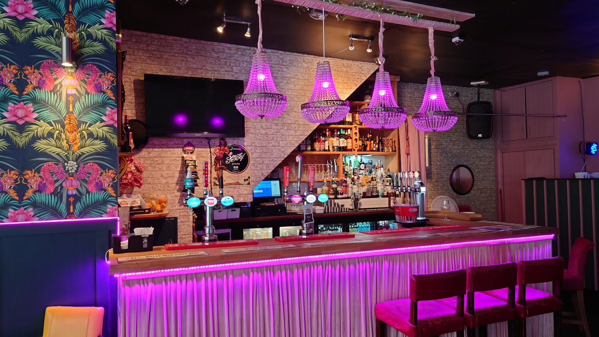 ArcadeNewport's tweet image. If you had stood on this spot 150 yrs ago you'd have been in the middle of Edgar Fennell's Fish, Game &amp;amp; Ice emporium. Not quite as colourful as Madame Jo Jo's cocktail bar and you had to pay for your ice(6/- per cwt).
#newport #casnewydd #arcade