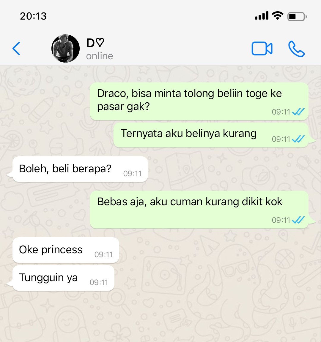 sweetypieck's tweet photo. dramione one tweet au.

—
ketika Draco Malfoy di suruh belanja ke pasar. https://t.co/4hpF6XnoJW