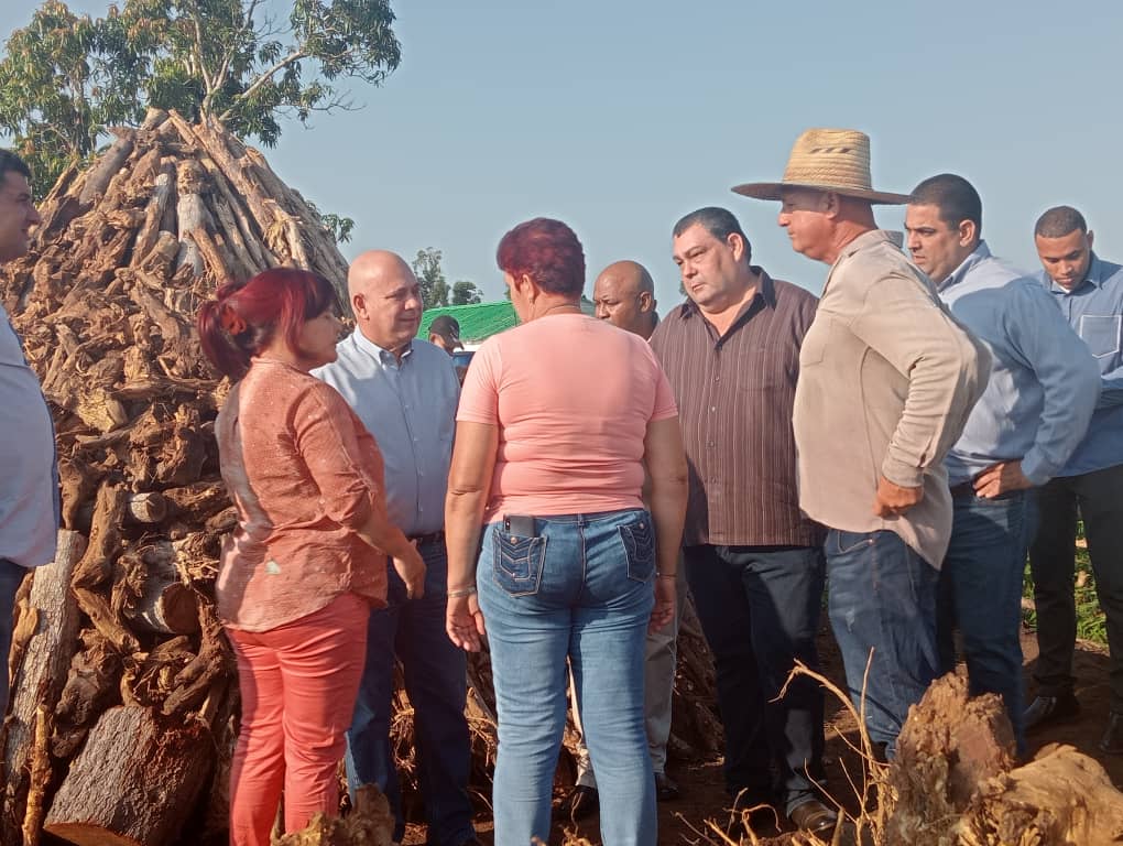 Iniciamos visita a la provincia #PinardelRio por la finca La Esperanza, en #ConsolaciondelSur, donde intercambiamos sobre las producciones, los precios y la atención a los trabajadores. #Cuba #ConTodosLaVictoria