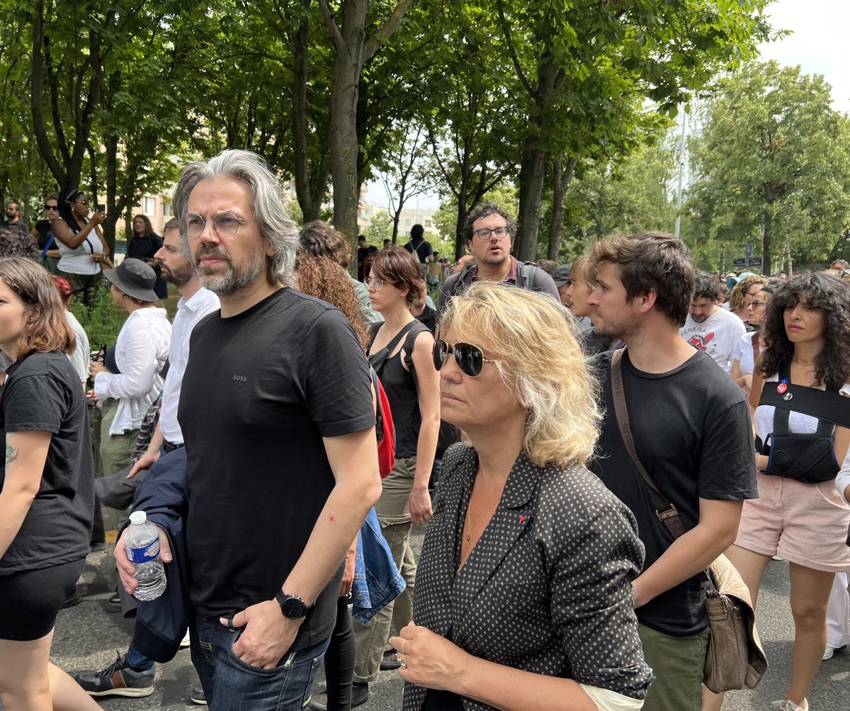 CaronAymericoff's tweet photo. Énormément de monde à Nanterre cet après-midi pour la marche blanche en hommage à Nahel, 17 ans, tué par la police.
Il faut que justice soit rendue, et que les violences policières cessent dans ce pays. https://t.co/qspwUex2qz