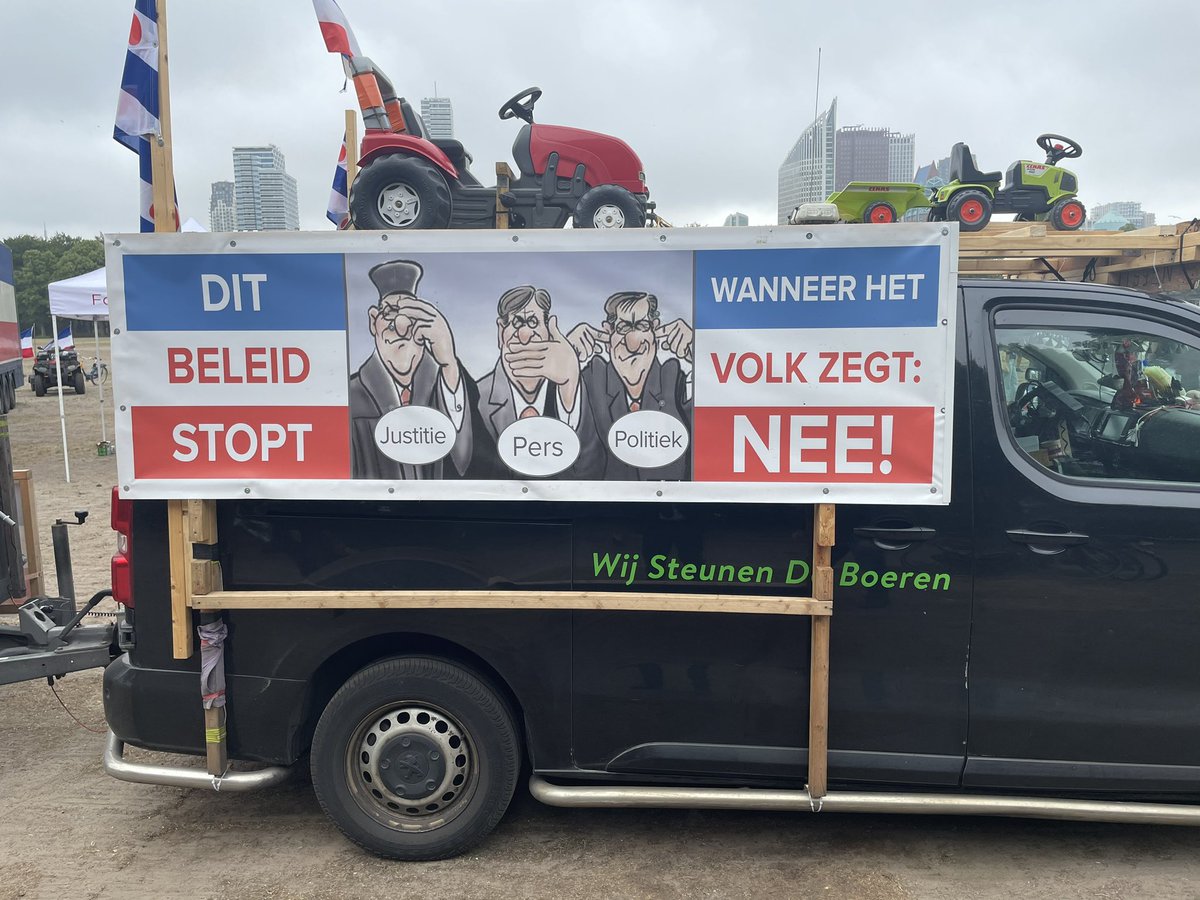 PvanHouwelingen's tweet photo. Zojuist mogen spreken bij de boerendemonstratie. Onze geweldige boeren weten precies wat er speelt en kijken met hun superieure boerenverstand overal dwars doorheen. Forum voor Democratie is trots op en staat altijd zij-aan-zij met onze boeren! #LANDBOUWAKKOORD https://t.co/sJ11JS80NB