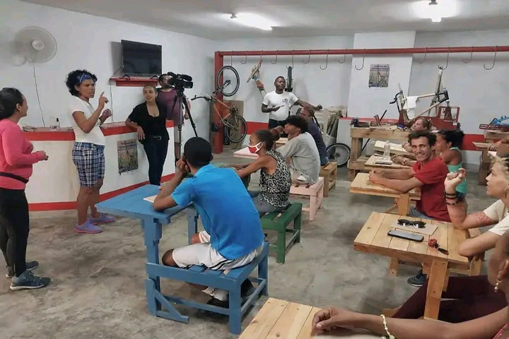 ipscuba's tweet photo. Vélo #Cuba capacita en #ciclomovilidad a comunidad sorda de La Habana. La mipyme y proyecto de desarrollo local realiza su tercer curso de fabricación de #bicicletas de bambú con personas sordas y mudas.👉🏽https://t.co/TYEXiBPwdU #inclusión #transporte #equidad https://t.co/AlPgVCI5G7