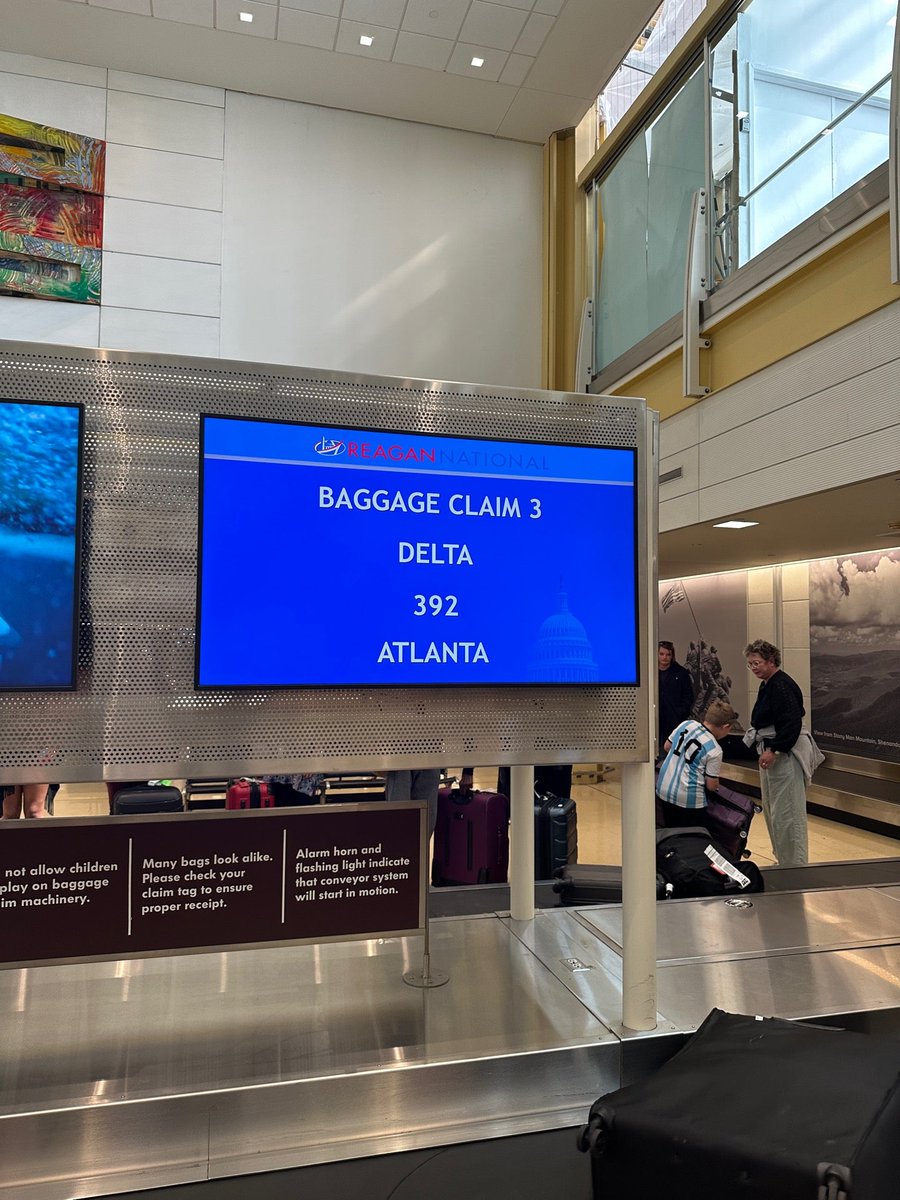 devoglio's tweet image. I'm at Ronald Reagan Washington National Airport in Arlington, VA swarmapp.com/c/bH7EIZ0P3k7