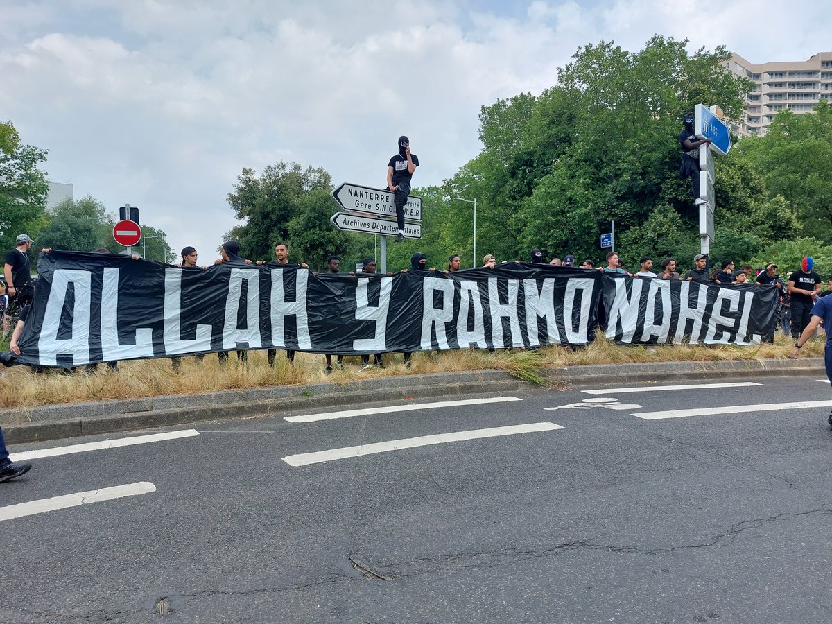 CerfiaFR's tweet photo. 🚨🇫🇷 EN IMAGE | Une banderole a été déployée en hommage à #Nahel devant la préfecture de #Nanterre.

📸 @leomouren https://t.co/aQhWIzXXlZ
