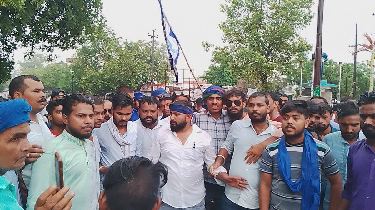 akashgautamuk's tweet photo. @BhimArmyChief आदेशानुसार आज @ASP4Jalaun92 द्वारा जिला #जालौन में Z+ #Security_For_BhimArmyCheif मांग कर ज्ञापन सौंपा @ASP4UP @AzadSamajParty @SunilChittodASP @Ravinder_ASPK @VinayRatanSingh @MonuGau92276017 @Mission78Kanshi @Maytree_Aazad @Bhimarmy_BEM @jalaunpolice @Uppolice https://t.co/JVRyCVrKgv