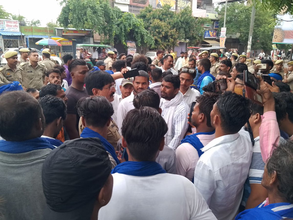 akashgautamuk's tweet photo. @BhimArmyChief आदेशानुसार आज @ASP4Jalaun92 द्वारा जिला #जालौन में Z+ #Security_For_BhimArmyCheif मांग कर ज्ञापन सौंपा @ASP4UP @AzadSamajParty @SunilChittodASP @Ravinder_ASPK @VinayRatanSingh @MonuGau92276017 @Mission78Kanshi @Maytree_Aazad @Bhimarmy_BEM @jalaunpolice @Uppolice https://t.co/JVRyCVrKgv