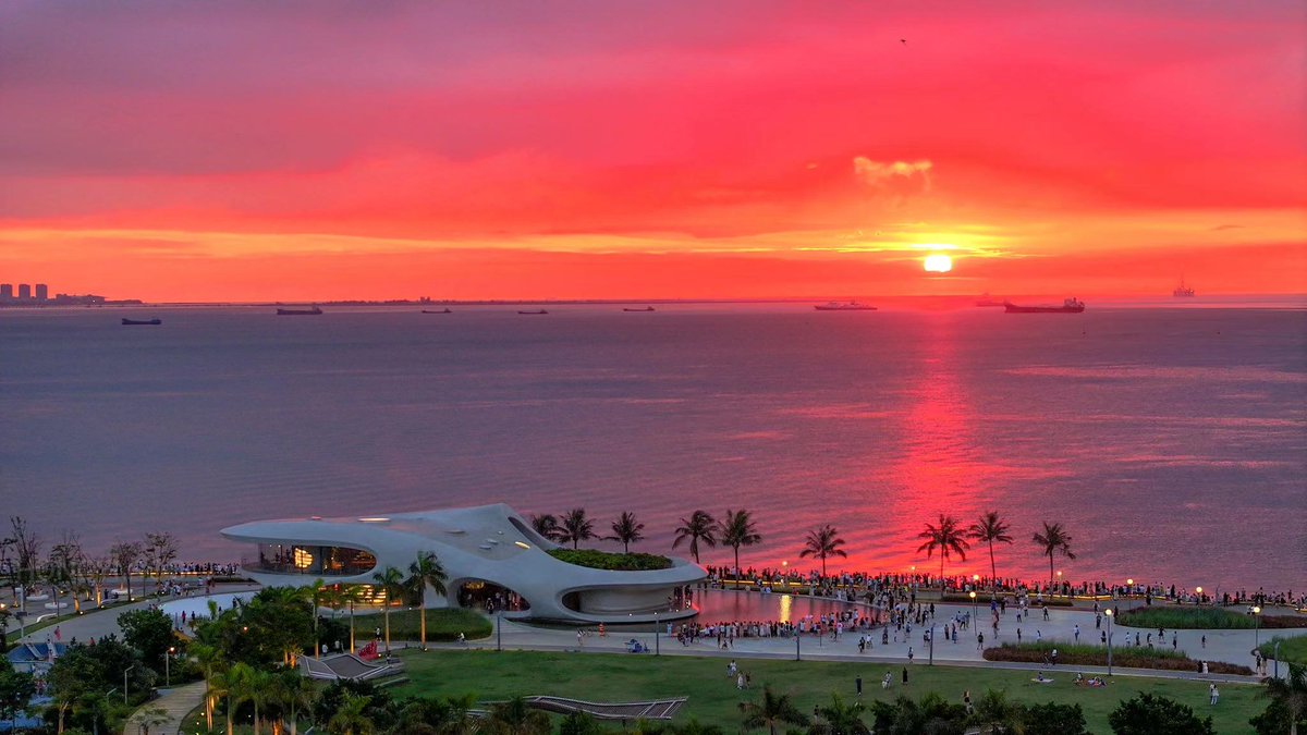 🌇Take a moment to appreciate the stunning red sky over #Haikou Wormhole Library.🍹🍹

( 📷 by TikTok User: 鸿熠.roc)
#sunset #sunsetview #sunsetglow #views #cityviews #beautifulsunset #natureview #island #seaside #vibes