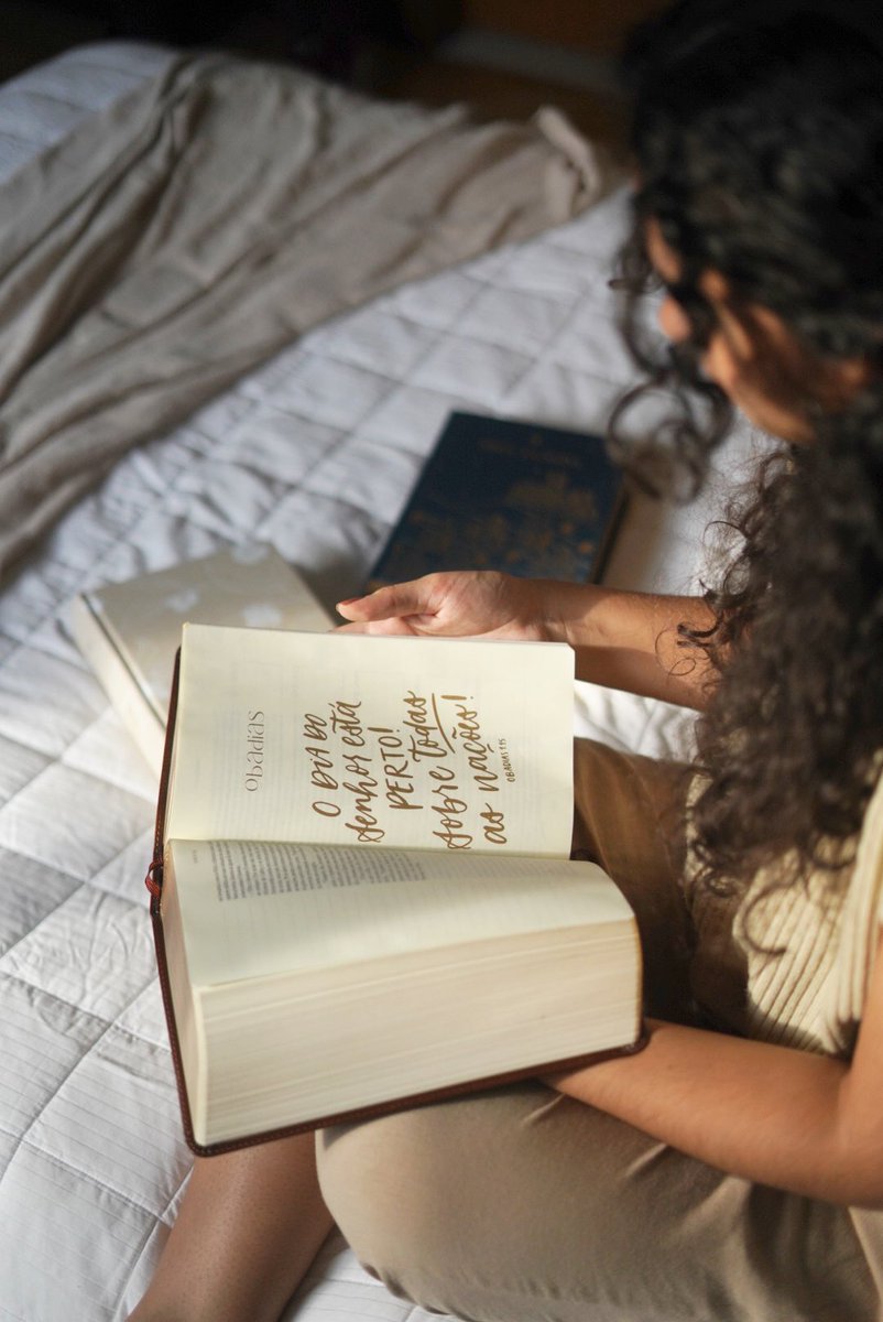 purposepaper_'s tweet image. Ei twiteiro, você sabe que a pré-venda da Bíblia mais maravilhosa desse Brasil ACABA AMANHÃ, né? Últimas horas de 10% off 🏃🏽‍♀️se você ainda não garantiu, é AGORA! Avisa todo mundo!!! ✨ purposepaper.com.br/pages/biblia-p…