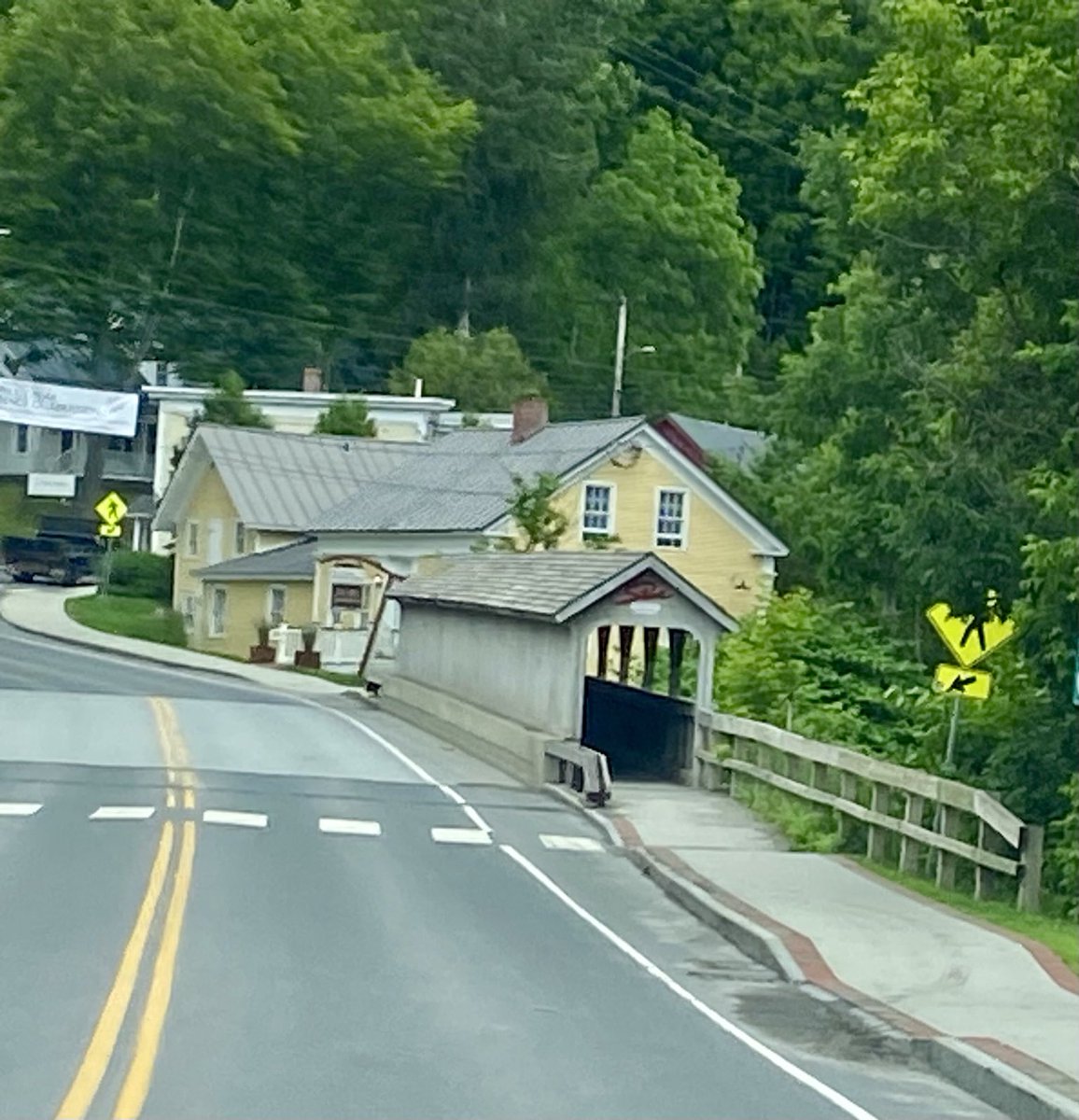 Le plus petit pont couvert que j’ai vu. A Stowe Vermont en ville😂😂😂