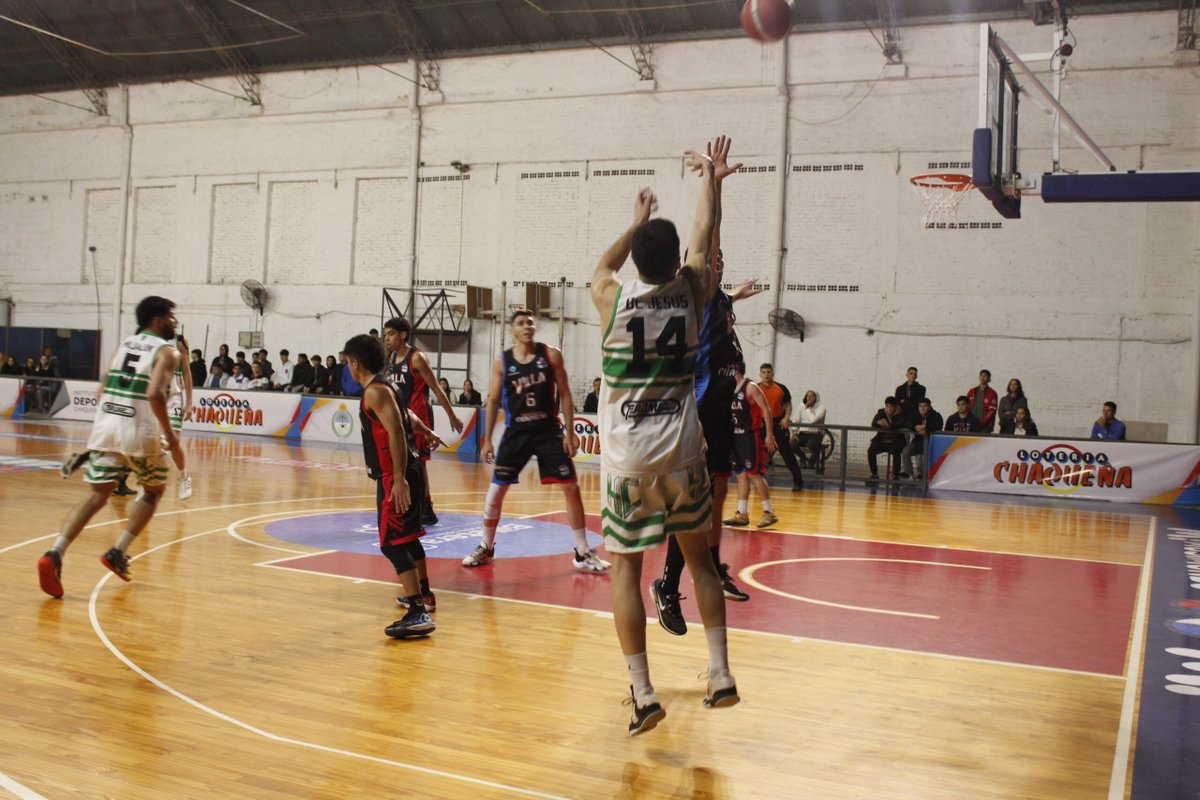 AbrChaco's tweet photo. Anoche por la semifinal en el juego 2 de la Copa Resistencia, en condición de visitante, Hindú se quedo con la victoria ante su clásico rival Villa San Martín por 81 a 76. De esta manera concretó su pase a la final donde enfrentará a Don Bosco.

https://t.co/8cfTrLZha3 https://t.co/t7FmiRRHob