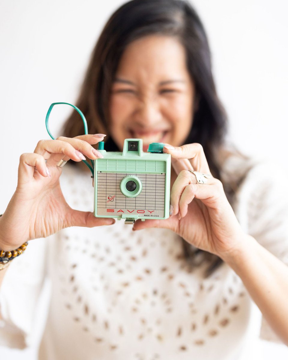 I've had a quite a few new followers lately, so allow me to re-introduce myself. 

Hi! My name is Melissa, and I've lived in St. Louis all my life. I had worked in corporate for 8 years doing graphic design, but the confinement of cubicle was just not for me.🤐

I love supporting