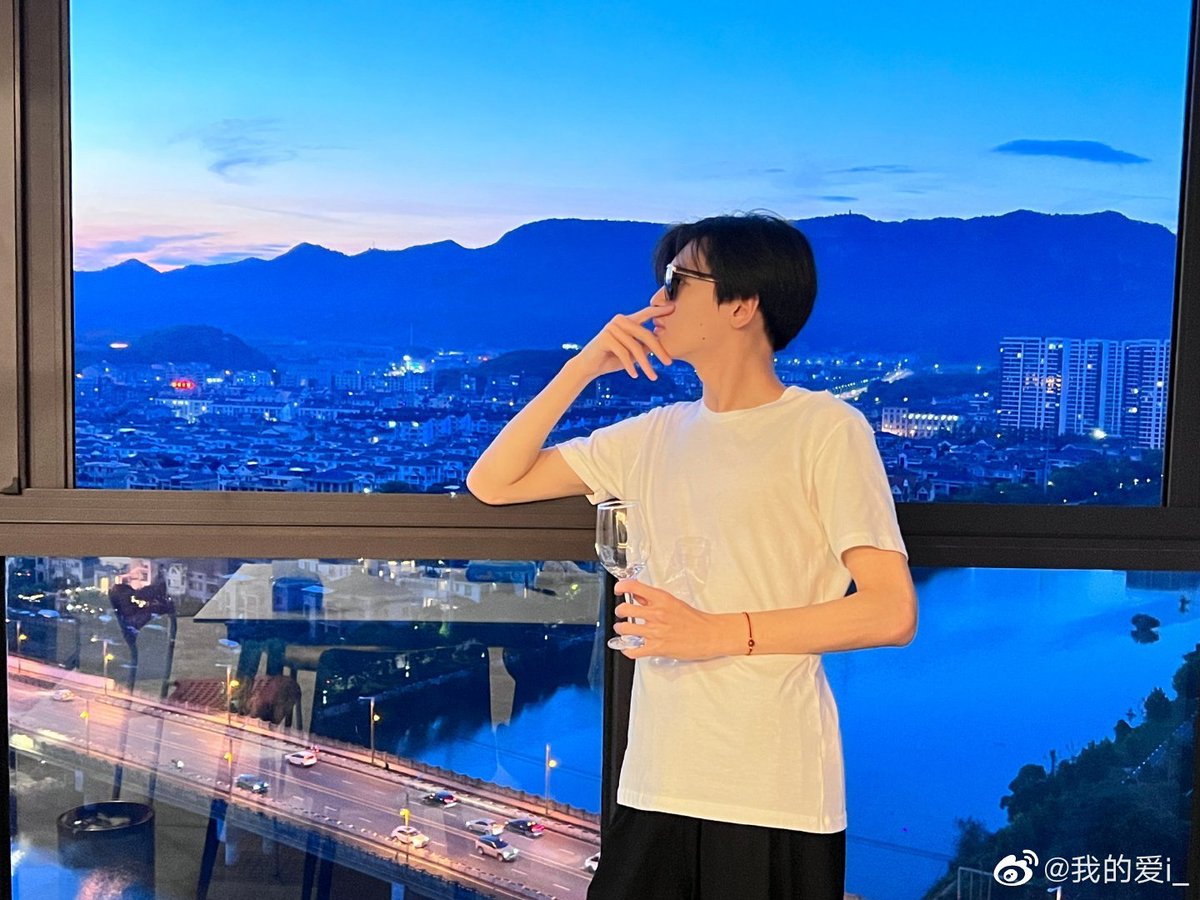 #ZhaiXiaoWen Weibo Update

So chilling bro 🤩🎉🥳.
Even the pics alone already show how confident he is , let aside his talking 🤭🤗😂.