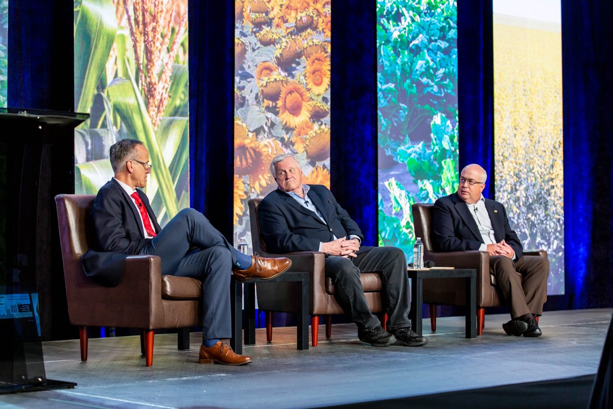 FMWFChamber's tweet image. On June 6, community members came together to hear from experts and policymakers as they unpacked and discussed the dynamic facets of the agricultural sector, including policies and pressing issues.🚜 🌽🌾

Watch the event recording at fmwfchamber.com/midwest-summits

#MidwestSummit