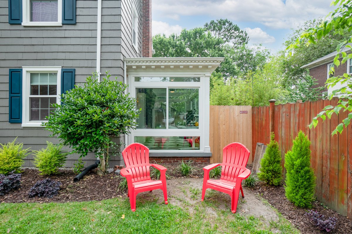 Our latest sunroom addition is the perfect blend of retro vibes + modern sophistication. 🖤🤍 Built between an existing roof and patio structure, this custom 8x19 year-round sunroom is now the perfect reading nook with tons of natural light. Free quote: bit.ly/3va2pN9