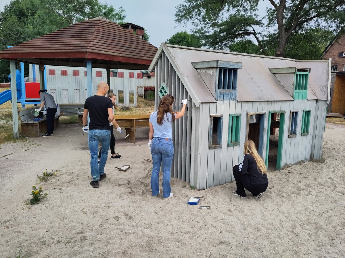 Mark Oldengarm (@markoldengarm) on Twitter photo Met dank aan 25 harde werkers van @WitteveenBos is er vandaag heel veel werk verzet in <a href="/SvaAssendorp/">Speeltuin Assendorp</a> Oud toestel en veel onkruid verwijderd, ook de 'huisjes' zijn geschilderd. Stap dichter bij nog mooiere speeltuin! Met dank aan 25 harde werkers van @WitteveenBos is er vandaag heel veel werk verzet in <a href="/SvaAssendorp/">Speeltuin Assendorp</a> Oud toestel en veel onkruid verwijderd, ook de 'huisjes' zijn geschilderd. Stap dichter bij nog mooiere speeltuin!
