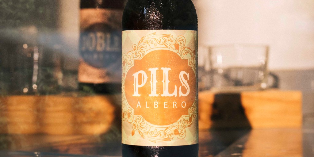 ☀️😥 ¿Te derrites de #calor? ¡Sal de #tardeo y pide una #CervezaAlbero! 😎

Recuerda 🚨 Además de en los mejores locales con #CervezasArtesanas, están también a la venta en 🌐cervezania.com en Pack Cata 🍻

¡Qué la 1ª artesana de #Sevilla 🥇 te sacie! 👌