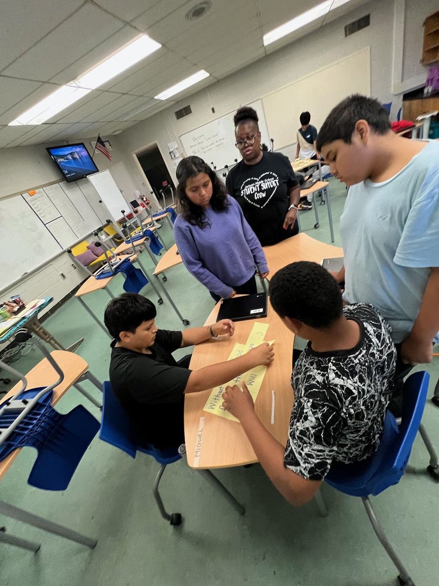 ellgcs's tweet image. Ms. Walker deconstructing #juicysentences with our ELs and continuing our 3Ls work during summer learning at @gcschoolsnc
Jackson Middle. #3ls  .@FredrickSellars @taperkin #BetterTogether