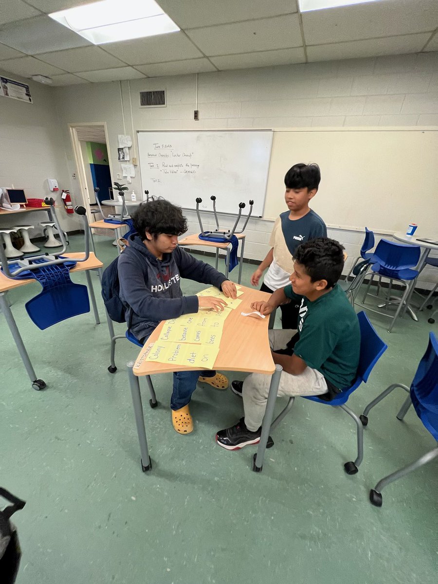 ellgcs's tweet image. Ms. Walker deconstructing #juicysentences with our ELs and continuing our 3Ls work during summer learning at @gcschoolsnc
Jackson Middle. #3ls  .@FredrickSellars @taperkin #BetterTogether