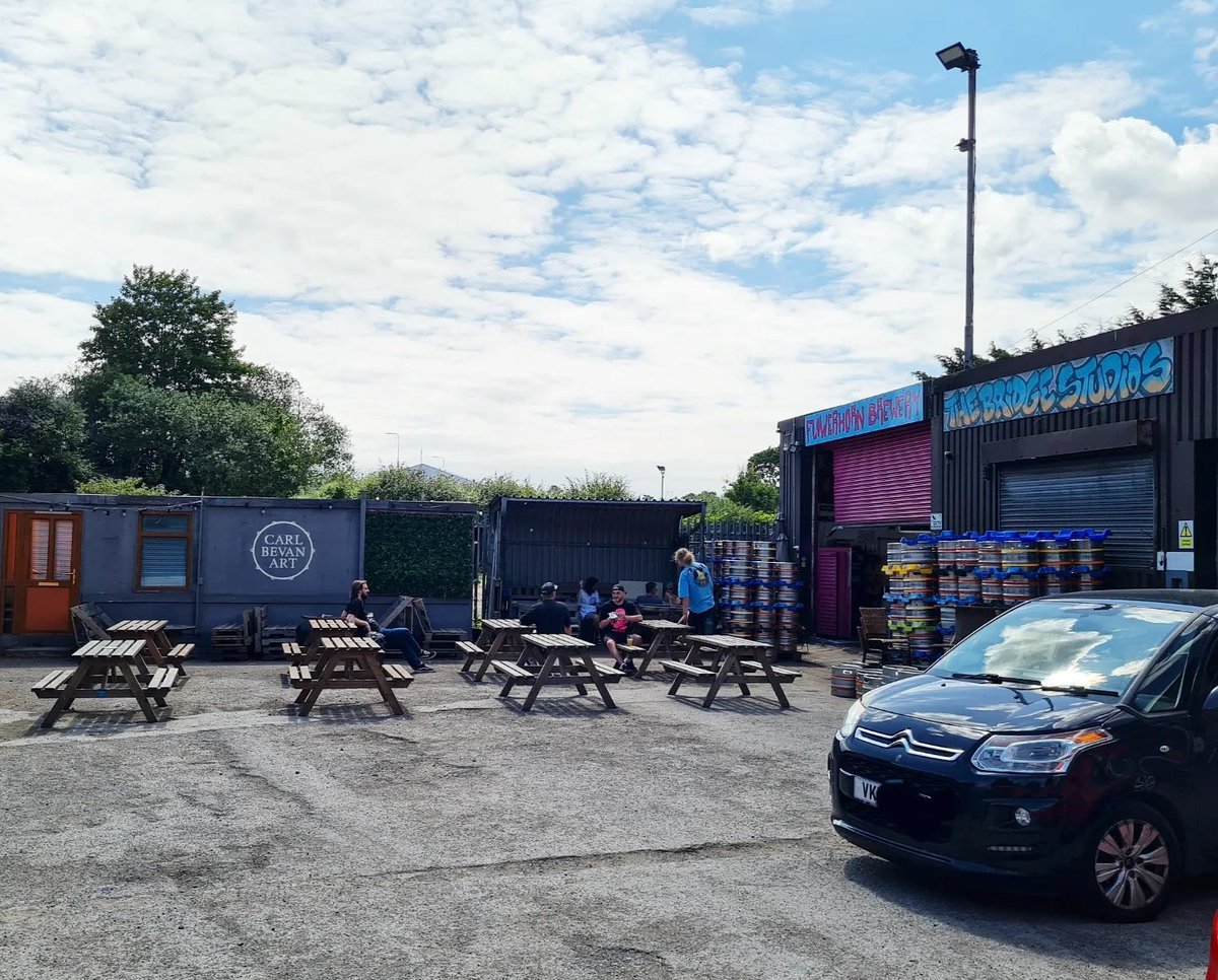 I finally got around to visiting <a href="/Mr_Croquewich/">Mr Croquewich</a> and @flowerhornbrewery at the Bridge Studios in Fairwater, and it's a lovely set-up. I had a top-tier parmesan fried chicken sandwich from Mr Croquewich washed down with a couple of tasty hazy beers from Flowerhorn #Cardiff