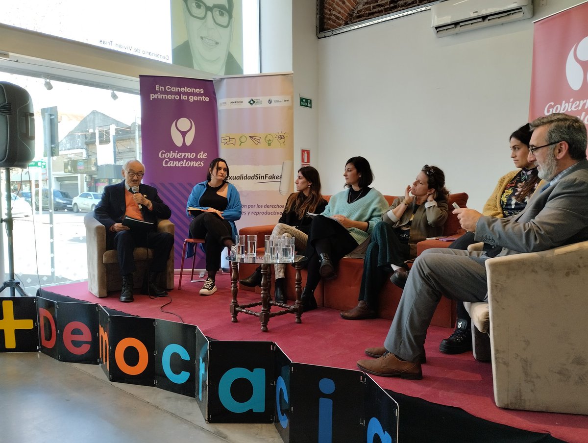 ini_sanitarias's tweet photo. #Ahora #Canelones @VictorMBarcelo @NatalyZalkind @evalunalahore, Valeria Ramos de @UNFPAuruguay Rosana Medina de @INDDHH_Uy y @CeciliaGiffuni de @AuciUruguay nos hablan sobre la relación entre sexualidad y democracia 
Modera @EdisonLanza #SexualidadSinFakes @IdCanelones https://t.co/LG6RAlYsQm