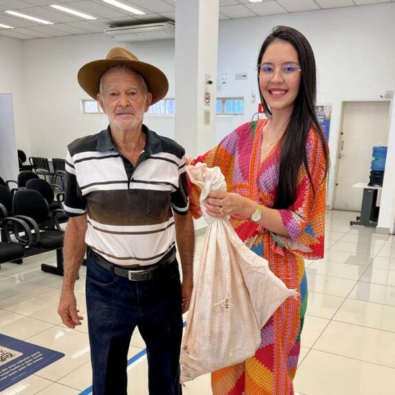 choquei's tweet photo. 🚨BRASIL: Idoso agradece atendimento de gerente de banco com galinha: “Ele fez de coração.” https://t.co/vVNCKE0sID