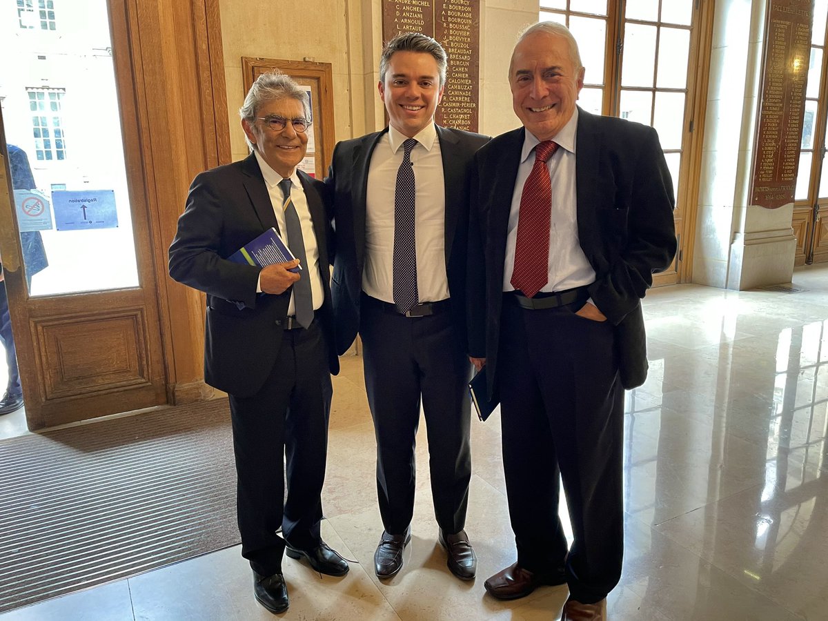 Fechando, na Sala Louis Liard, Sorbonne, o evento “Insolvabilité &amp; Restructuration”, cuja constelação responsável por levar a mensagem adiante foi composta, dentre vários juristas, pelos Profs. Ayres Britto e Francisco Rezek. Como disse Gandhi: “A nossa vida é a nossa mensagem”.