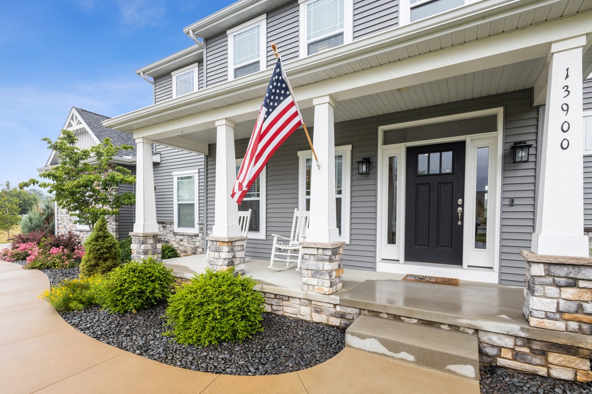 timburkey's tweet image. JUST LISTED by Angeline Williams
13900 Old Colony Drive, Granger
Offered at $489,000 | 4 Beds | 2½ Baths | 2,584 ft²

Welcome to this beautiful two-story home in Granger’s popular Bridlewood. Built in 2017 by Devine Homes by Miller, enjoy the convenience and amenities of a newer…