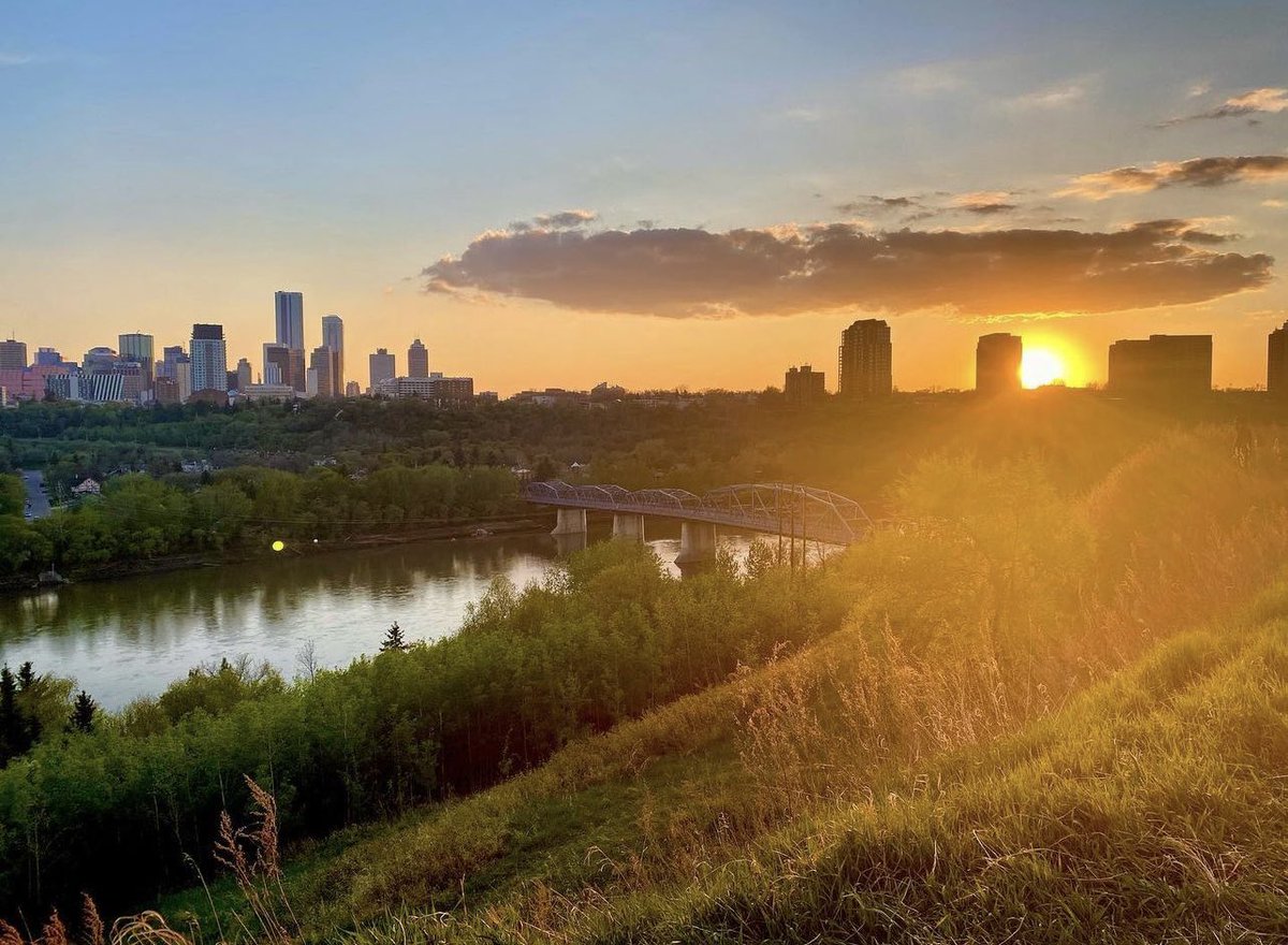 EdmontonTwitte's tweet photo. With the scorching summer sun shining down on us, it's essential to prioritize our well-being and take preventive measures against high temperatures. π·: @YegTrails
#EdmontonExplorer #DiscoverEdmonton #ExploreLocal #SunshineAndSmiles #ExploreEdmonton https://t.co/CgovF2yPrB