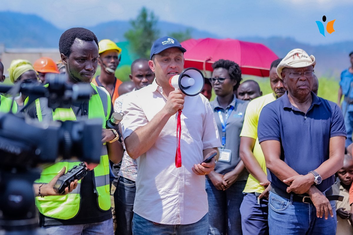 MagazineJimbere's tweet photo. 🚰 Avoir au moins 20 litres d'eau en moins de 20 minutes de marche pour 100% des Burundais, parmi les objectifs de l'ONG @AmaziWater qui, à travers son programme "Amazi kuri bose" exécuté en étroite collaboration avec le @BurundiGov, est en train d'implanter 12 points d'eau potable puisée par forage dans les quartiers périphériques de la @MairieBuja

💦 "Fonctionnels d'ici 5 jours, chacun de ces 12 points se ramifie en 10 robinets, garantissant un flux d'eau ininterrompu", a annoncé John Peake, Directeur Exécutif et fondateur de "Amazi Water", lors d'une visite d'évaluation effectuée ce 29 juin 2023, par l'envoyé de @NtareHouse Charles Nkusi, accompagné d'une équipe du @minergiemine1 et des bailleurs de fonds de "Amazi Water"

#Burundi