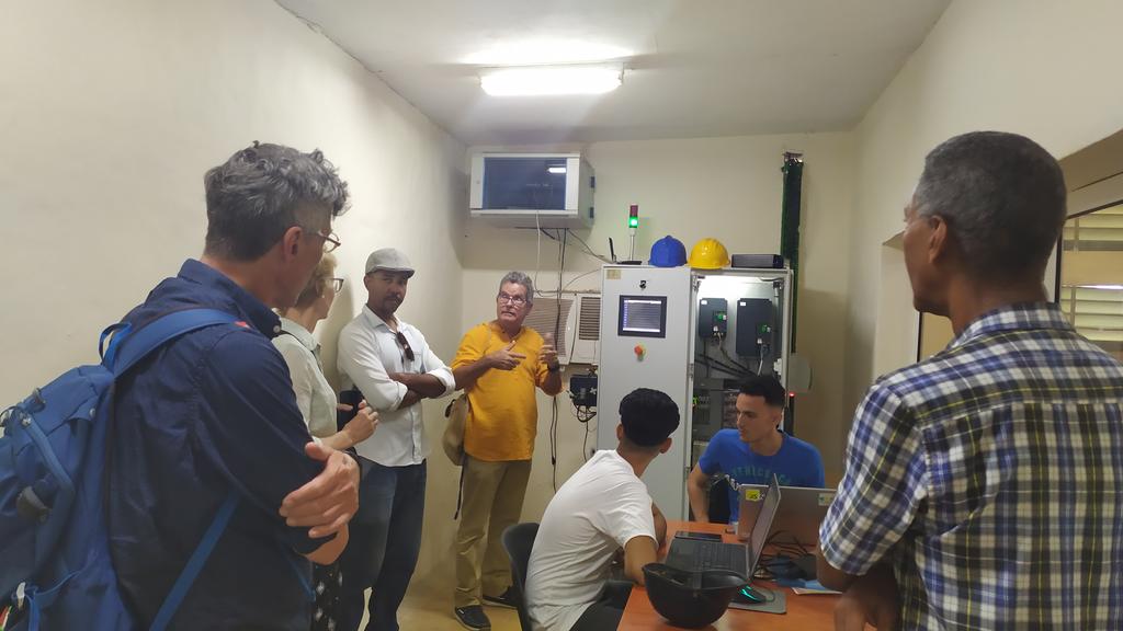 Yolig94's tweet photo. Recibimos a la empresa británica Caribbean Research and Innovation Collaboration for Knowledge Exchange and Transfer (CRICKET CIC) hoy en el CIDEM.
Conocieron sobre las investigaciones, el desarrollo y la escala de productos. Además visitaron la Planta Experimental de #LC3 https://t.co/M7ss7cXL4g
