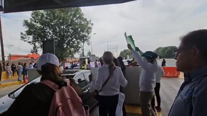 PUNTOFOCAL32's tweet photo. #AlMomento siguen los bloqueos de #maestros en el #Edomex con afectaciones y molestia entre automovilistas #Ecatepc #Naucalpan #Chalco la #México #Queretaro caseta de #Tepozotlán en #Tlalnepantla pararon la circulación de la avenida #MarioColin en exigencia de pagos https://t.co/aRZ6tL23Ps