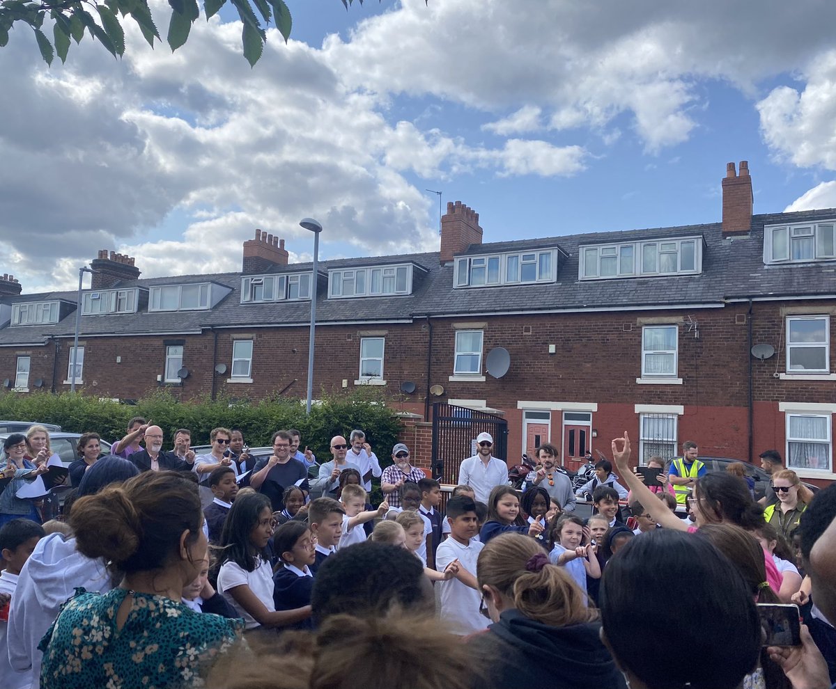 An incredible 600 people turned out today for #GreatGetTogether @RHA_Leeds to see 80 year 4’s perform with the Chorus of @Opera_North, get treated to a disco flash mob & find out more about some of the amazing support services and groups in Richmond Hill #RHONResidency #WeAreOne