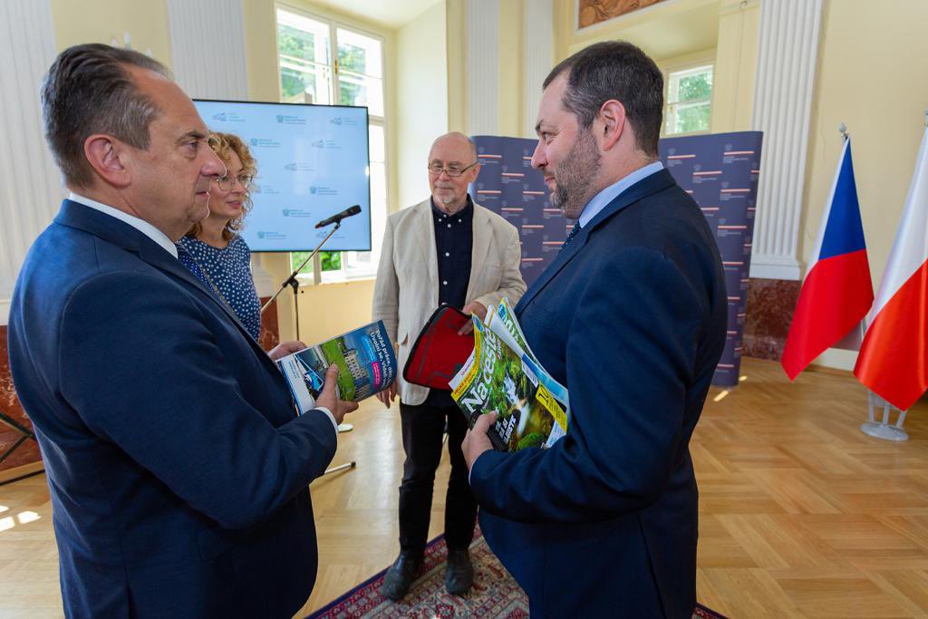 SPORT_GOV_PL's tweet photo. Wzrost ruchu turystycznego 🇨🇿🇵🇱w efekcie promocji PL na czeskim i słowackim rynku wymagał otwarcia Zagranicznego Ośrodka @POT_GOV_Pl w Pradze przez min. @GutMostowy i Ambasadora @M_Gniazdowski oraz prezesa POT #RafałaSzmytke i dyrektora #ZOPOT @TrojanPav https://t.co/WDKsXTd9Qt https://t.co/YaGuQ6uLLN