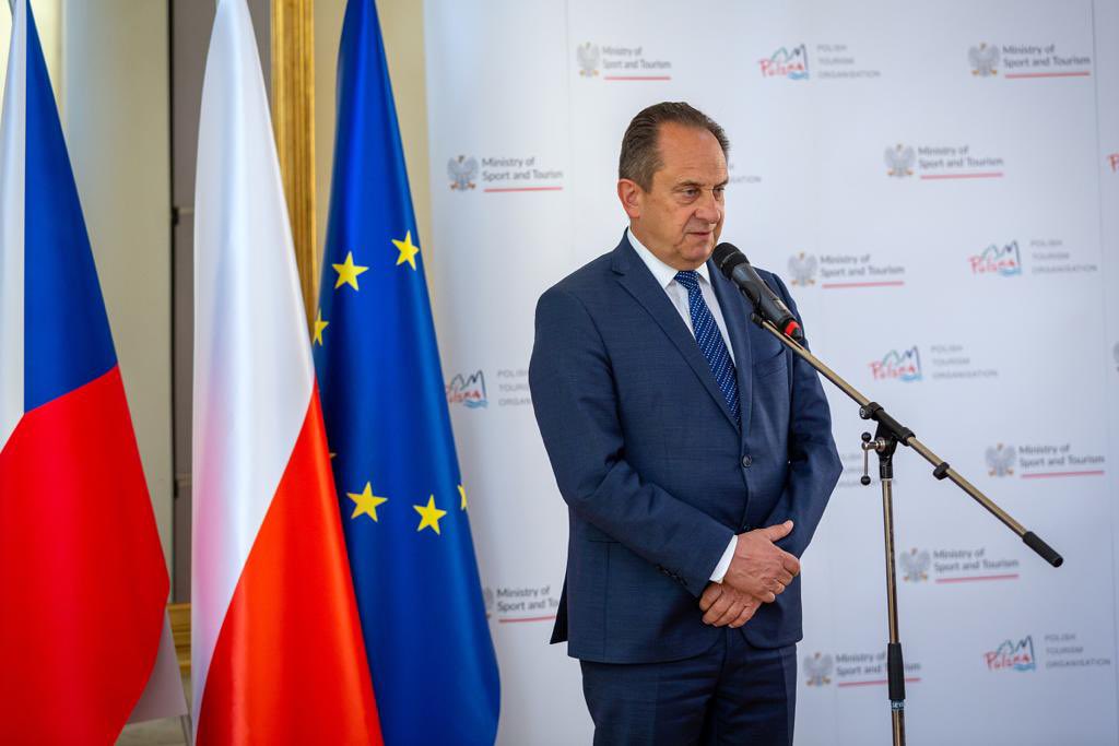 SPORT_GOV_PL's tweet photo. Wzrost ruchu turystycznego 🇨🇿🇵🇱w efekcie promocji PL na czeskim i słowackim rynku wymagał otwarcia Zagranicznego Ośrodka @POT_GOV_Pl w Pradze przez min. @GutMostowy i Ambasadora @M_Gniazdowski oraz prezesa POT #RafałaSzmytke i dyrektora #ZOPOT @TrojanPav https://t.co/WDKsXTd9Qt https://t.co/YaGuQ6uLLN