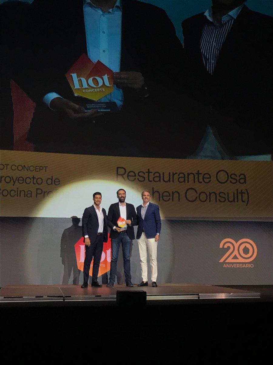 RN_revista's tweet photo. 🔥 El Hot Concept al Proyecto de Cocina Profesional es para Kitchen Consult / Restaurante OSA (@kitchenconsult_). ¡Enhorabuena! 👍 Patrocinado por Mission Foods. Lo entrega Ángel Rodríguez, su jefe de Ventas Nacional, y Fran Benítez, de Vilaplana Catering y miembro del jurado. https://t.co/i2tlBfjX9j