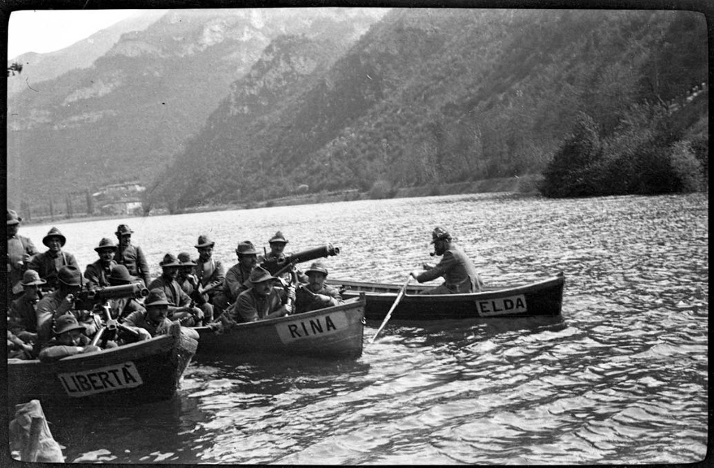 For the Alpini there is no such thing as the impossible! Machine guns placed on boats along the Adige river
#ww1italianfront