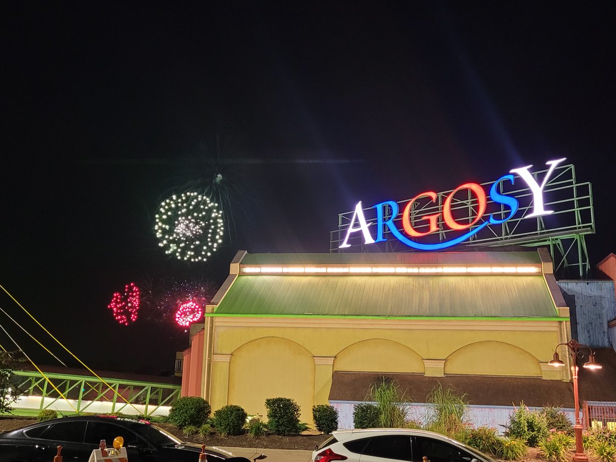 argosyalton's tweet image. Come out and watch the best firework show with us right here at Argosy Casino Alton! 🎆 On Monday, July 3rd at 9pm. 

Here is a recap from last year. You don't want to miss it! 🤩 #FireworkShow #Alton