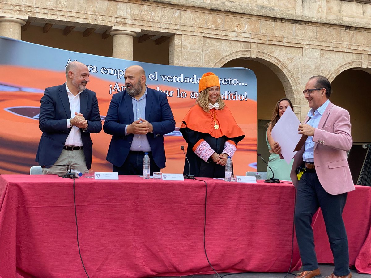 RCNPalma's tweet photo. El Centro de Estudios Superiores Felipe Moreno-Nebrija ha entregado hoy el Escudo de Oro 2023 al Real Club Náutico de Palma (RCNP) por su la promoción del turismo, el deporte y la cultura.
#CompromisoRCNP #OrgulloRCNP https://t.co/tGKRmEnxbS