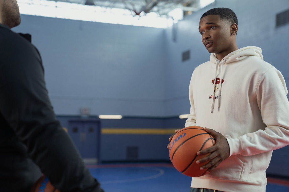 What2Vue's tweet photo. Apple TV+ released Promotional Photos of Swagger episode "The World Ain’t Ready" (2.01/S02E01) https://t.co/vgqhvomNUY #Swagger #PromoPhotos #Photos #AppleTVPlus https://t.co/ajtlqOW9BF