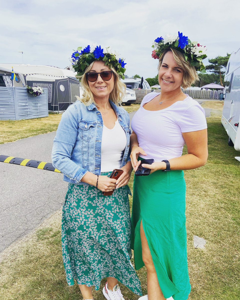 Last weekend I was running around in nice clothes and had flowers in my hair. This weekend I’m playing padel tournaments, streaming and probably sleeping a bit to long ❤️ looking forward to 4 weeks holiday.